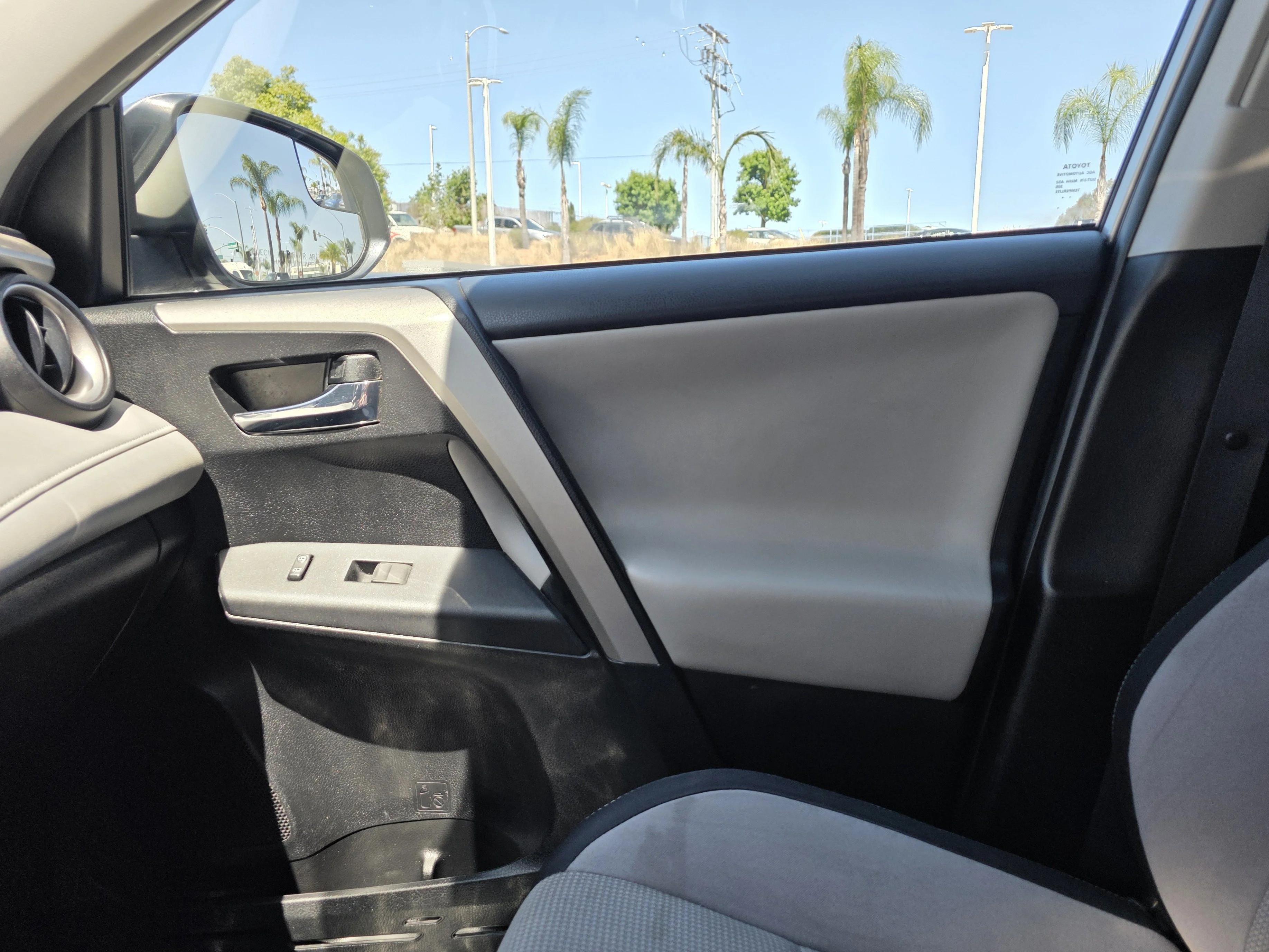 Used 2016 Silver Sky Metallic Toyota XLE image 13