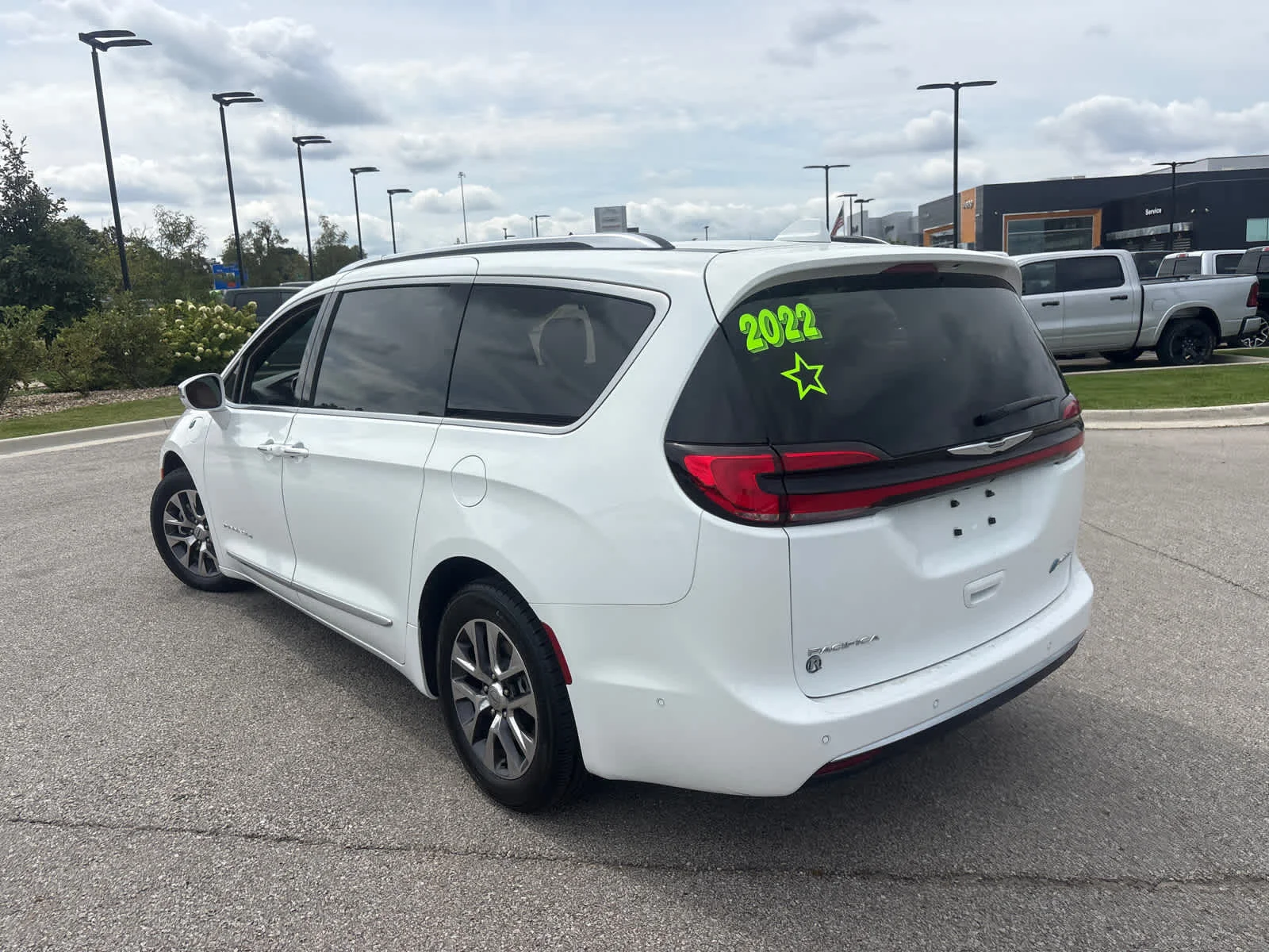 Used 2022 Bright White Clearcoat Chrysler Hybrid Pinnacle image 8