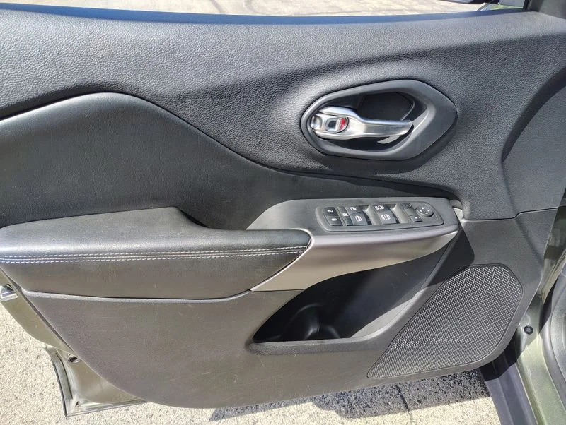 Used 2019 Green Jeep Latitude Plus image 14