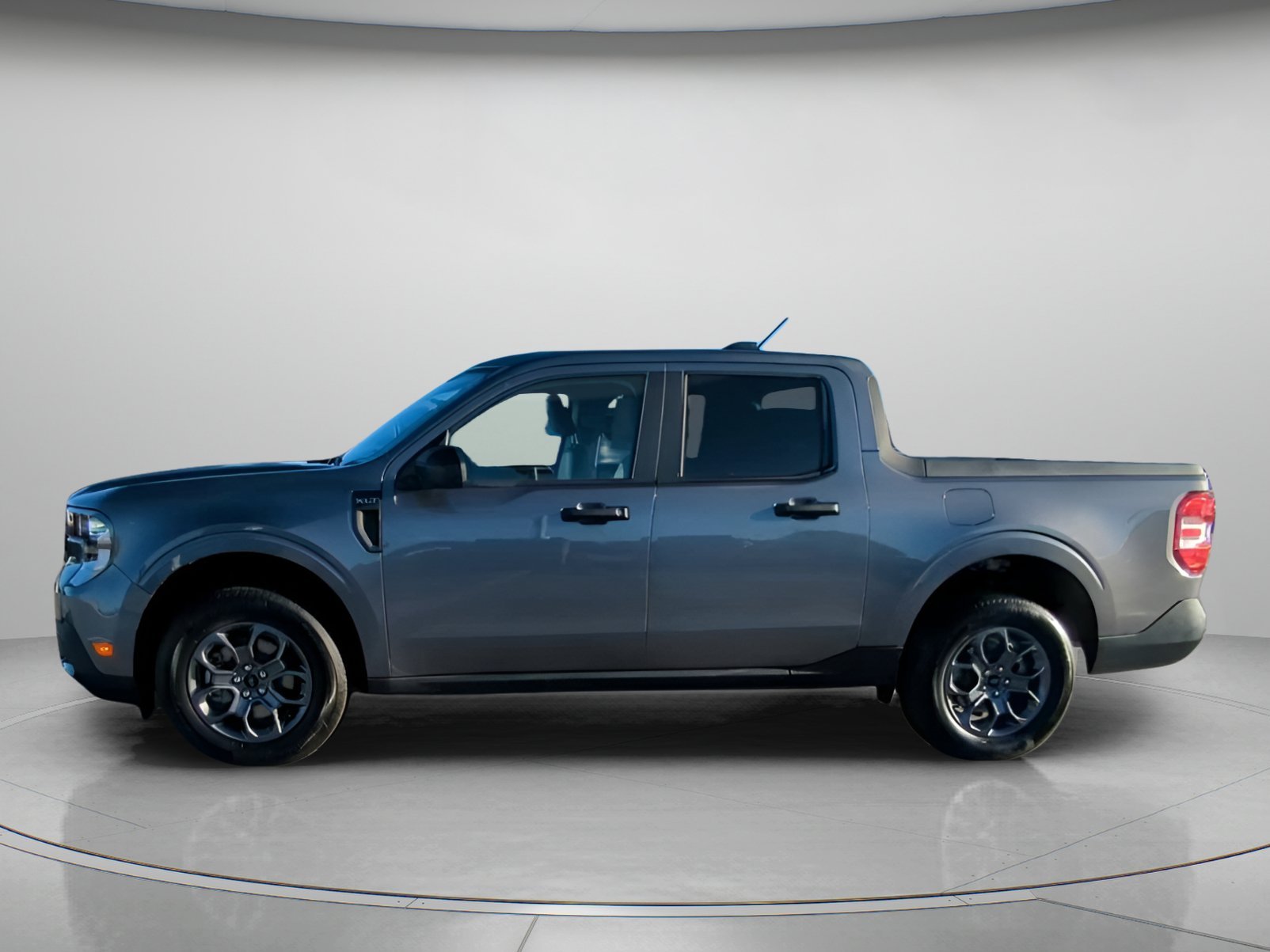 New 2026 Carbonized Gray Metallic Ford XLT image 13