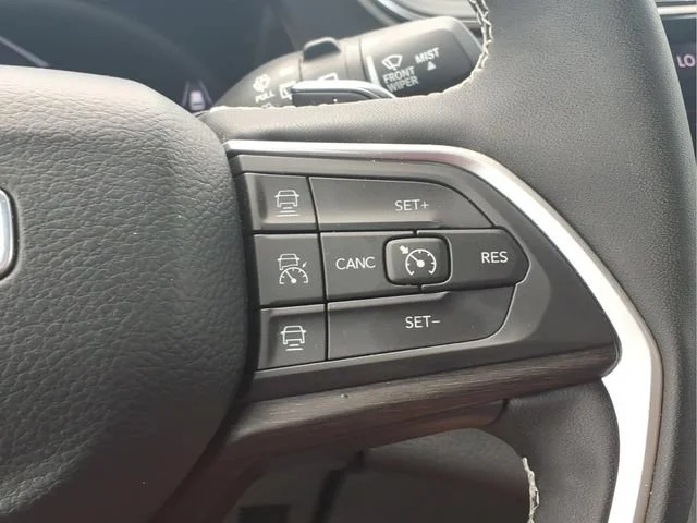 Used 2025  Jeep Limited image 14