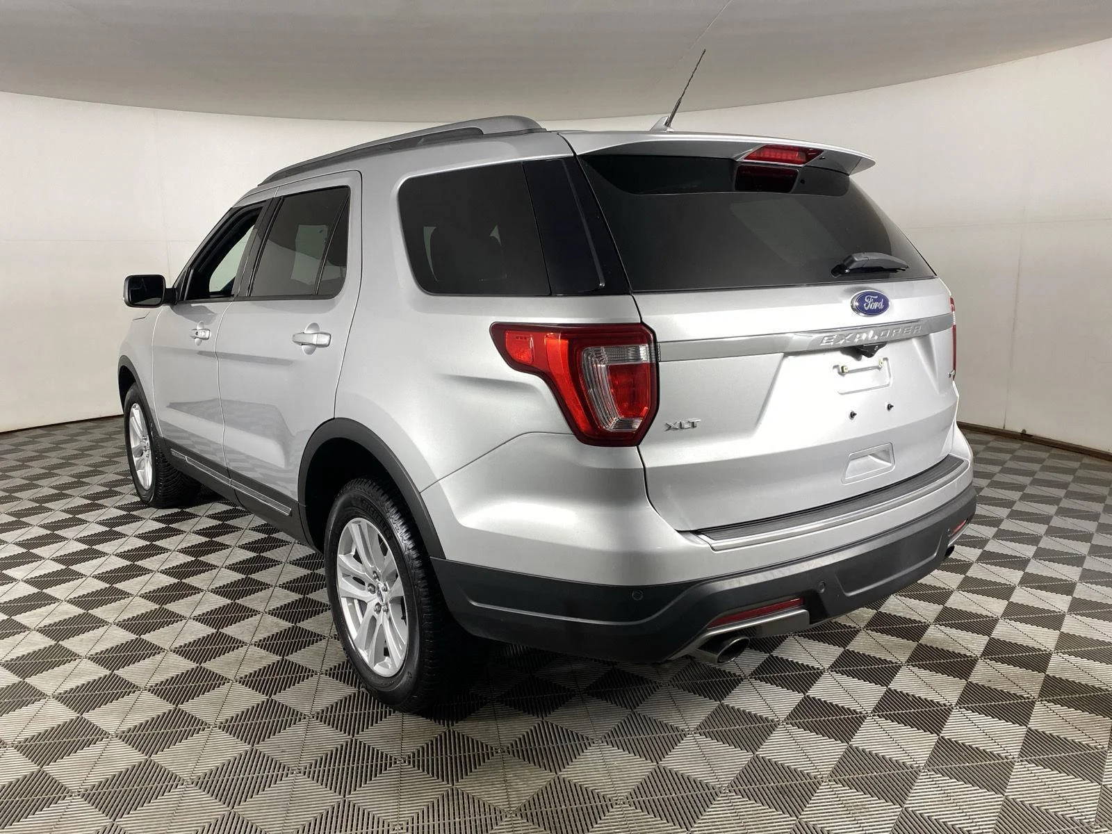 Used 2018 Ingot Silver Ford XLT image 5