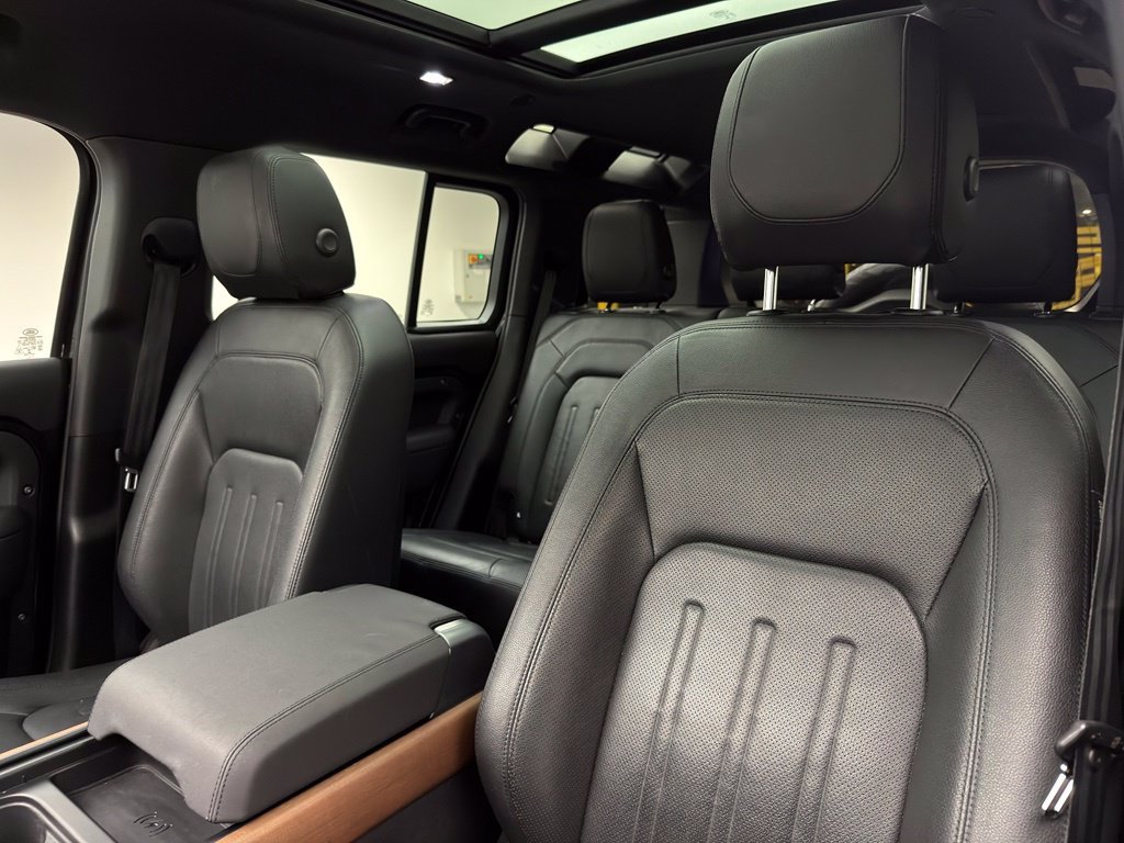 Used 2022 Santorini Black Metallic Land Rover SE image 8
