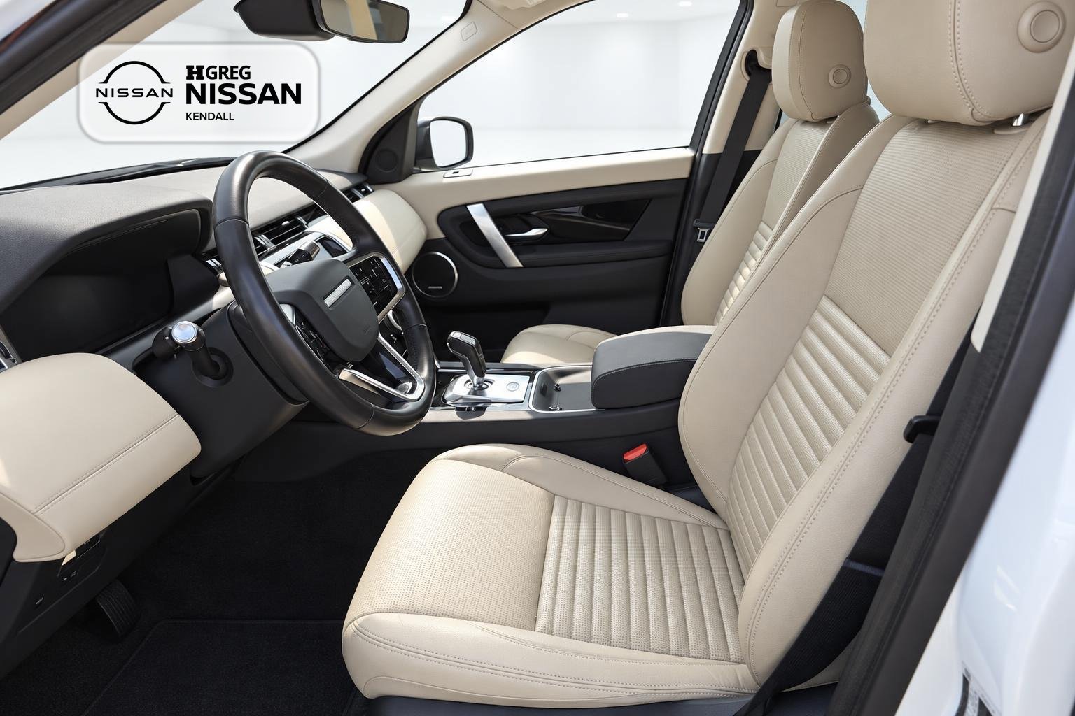 Used 2021 White Land Rover SE image 7