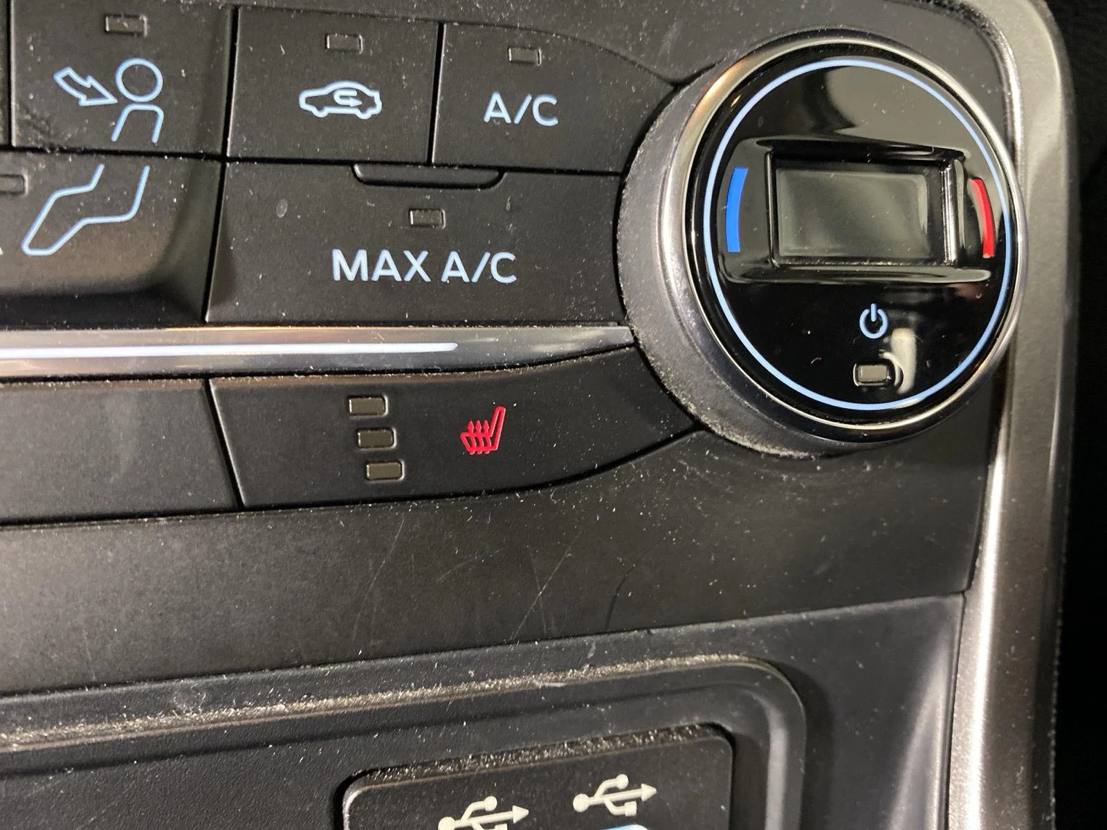 Used 2019 Diamond White Ford SE image 24