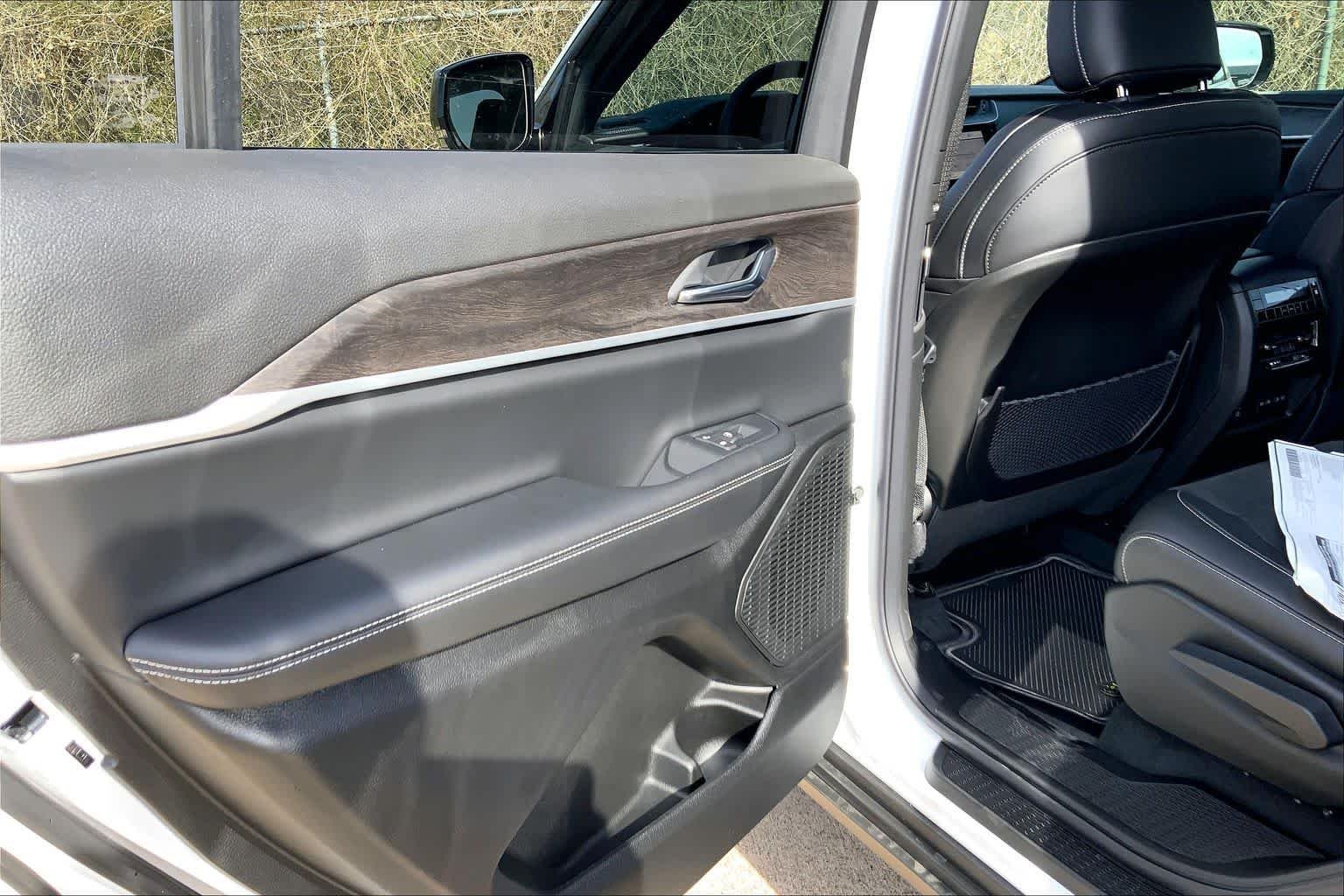 New 2026 Bright White Clear-Coat Exterior Paint Jeep Laredo Altitude image 18