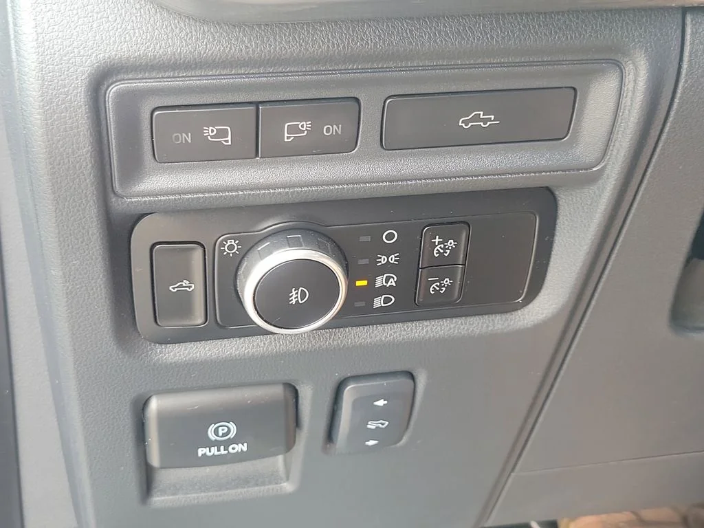 Used 2023 Silver Ford Lariat image 31