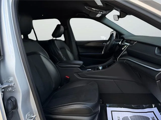 Used 2025 Silver Jeep Altitude image 31