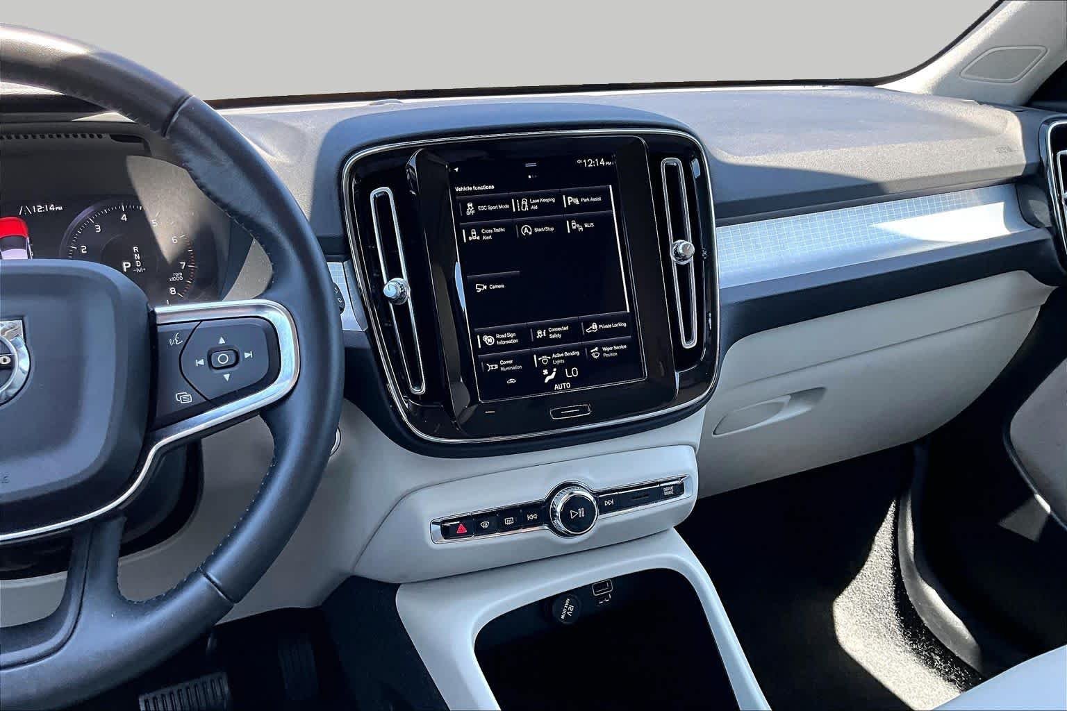 Pre-Owned 2021 Volvo XC40 Momentum