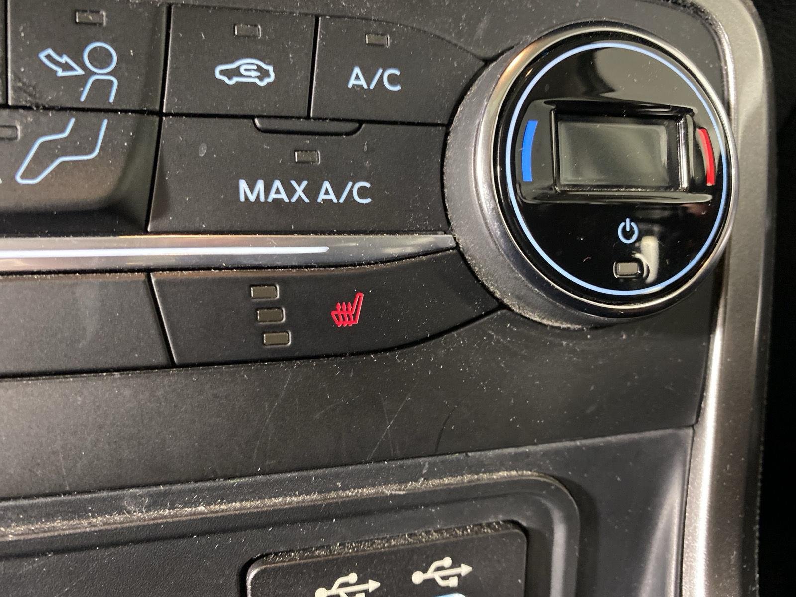 Used 2019 Diamond White Ford SE image 24