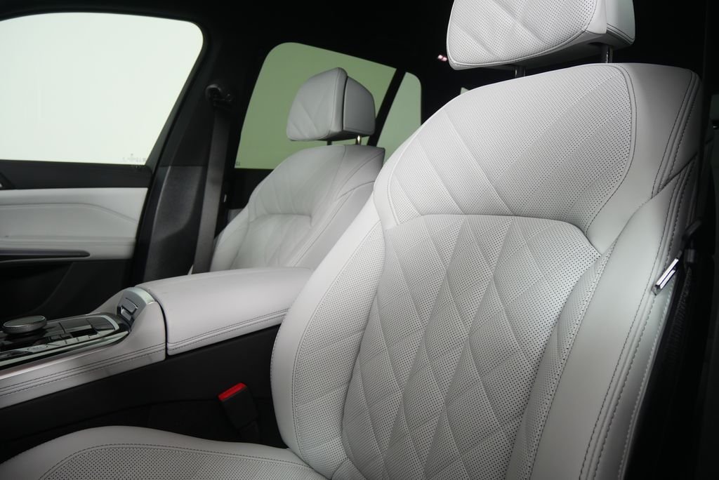 New 2026 Carbon Black Metallic BMW xDrive40i image 10