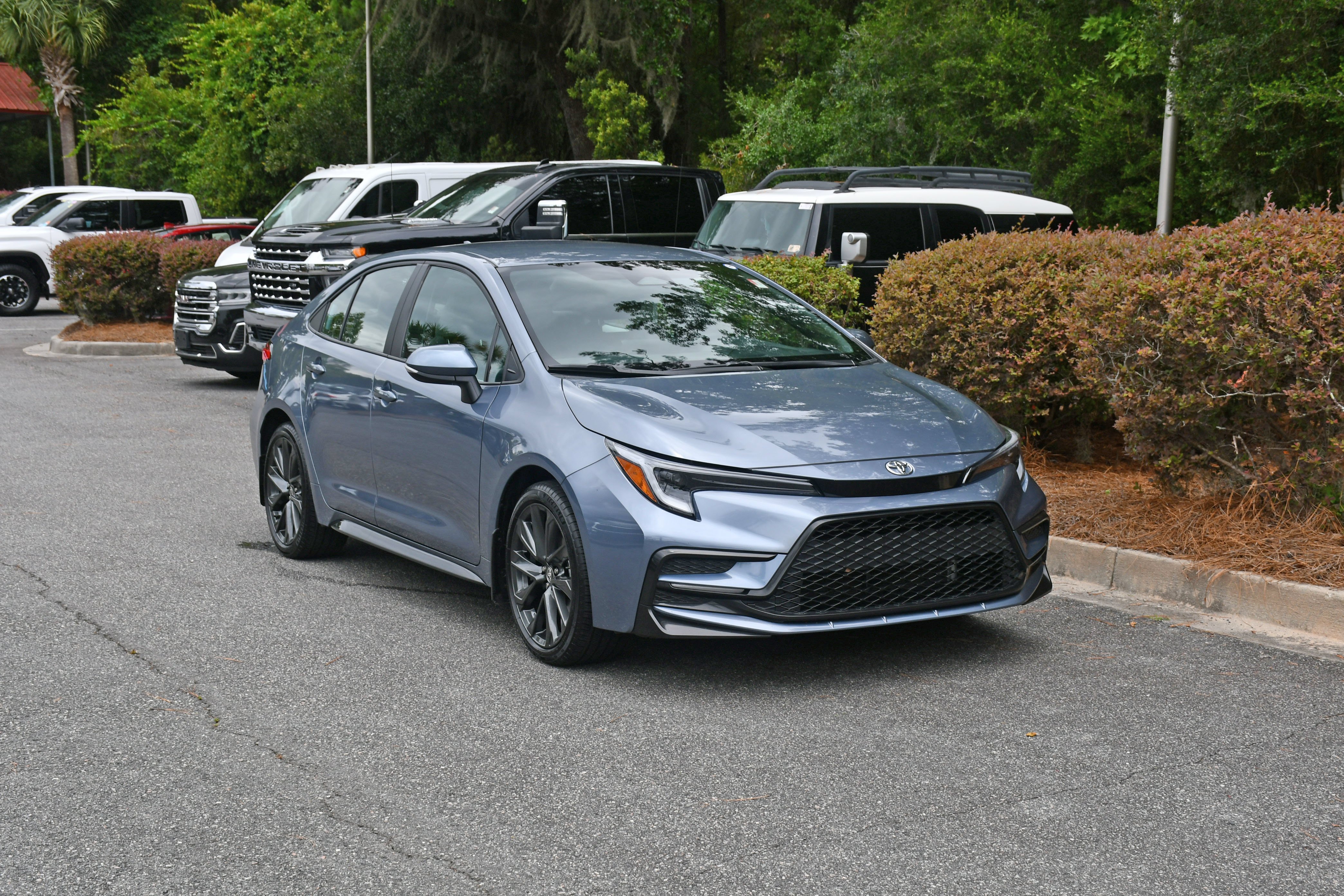 Used 2025  Toyota SE image 5