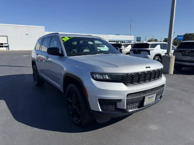 Used 2023 Silver Jeep Altitude image 2