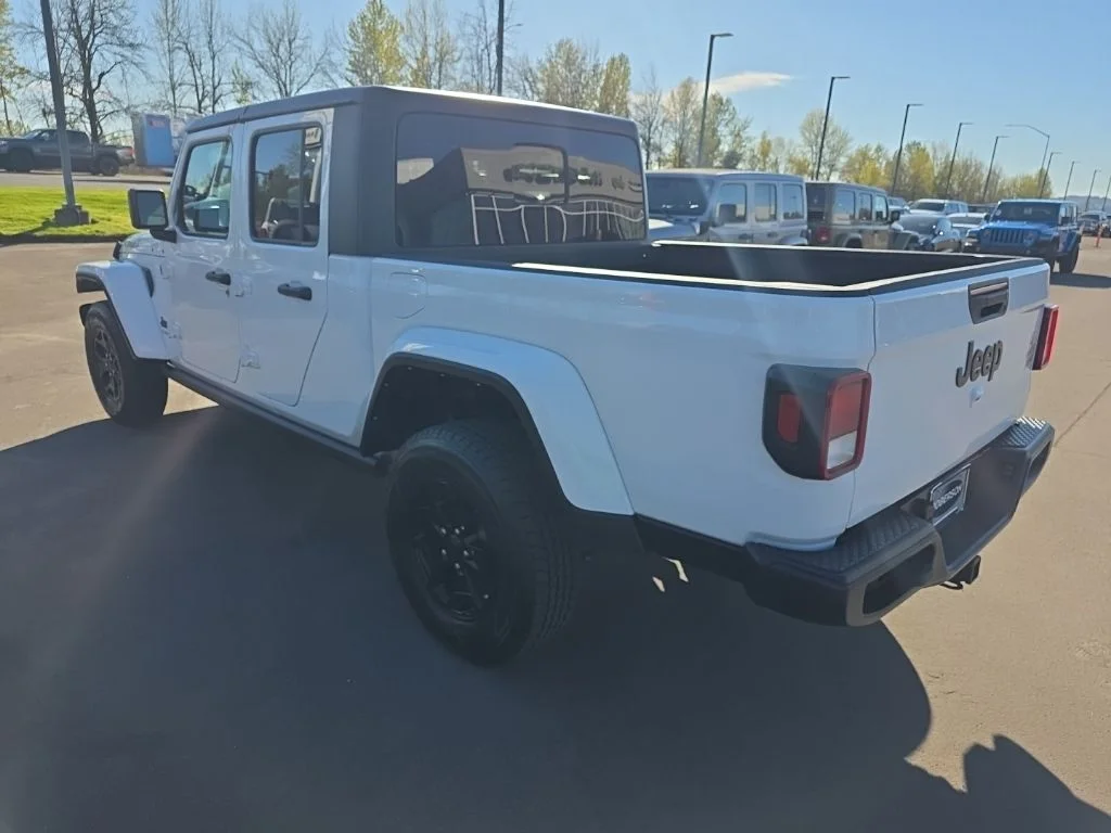 Used 2022 White Jeep Willys image 3