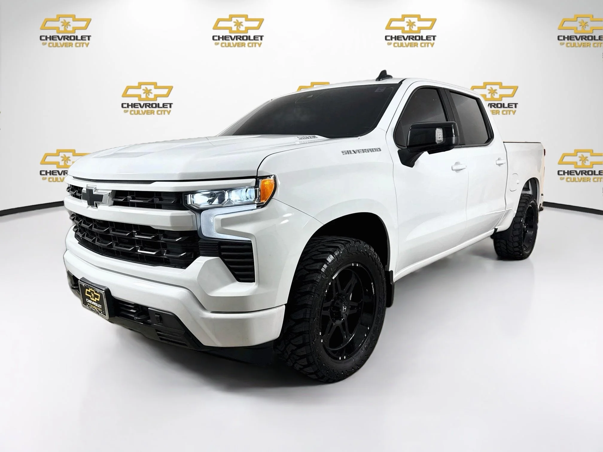 Used 2023 SUMMIT WHITE Chevrolet RST image 3