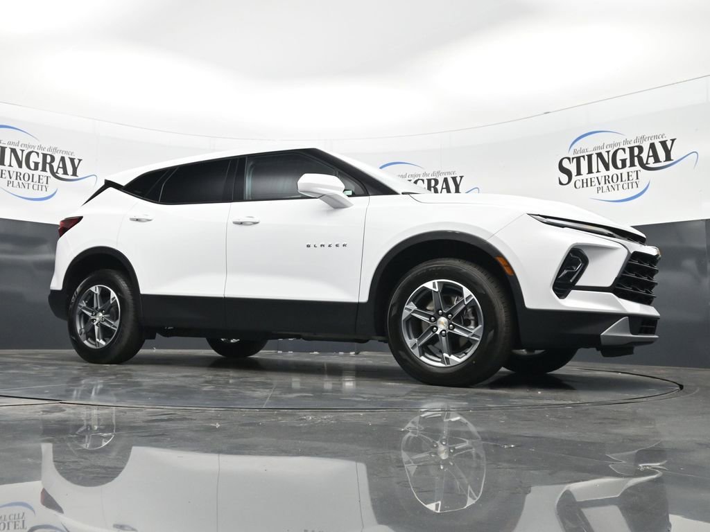 Used 2025 Summit White Chevrolet 2LT image 26