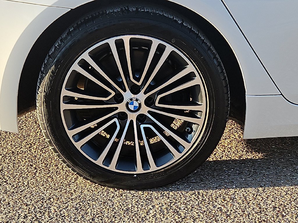 Used 2018 White BMW 540i xDrive image 13