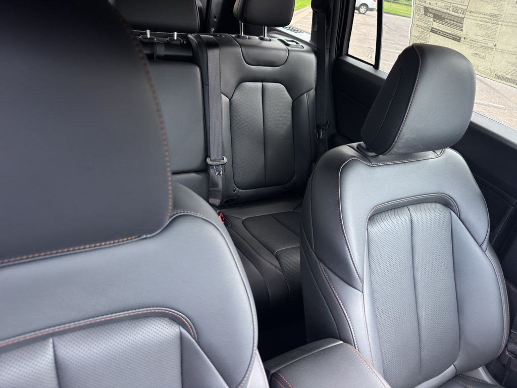 New 2026 Diamond Black Crystal Pearl-Coat Exterior Paint Jeep Limited image 13