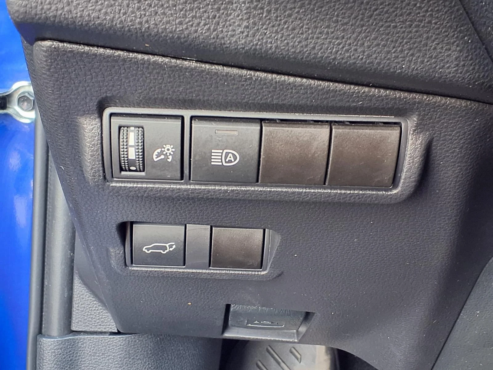 Used 2025 Blue Crush Metallic Toyota XLE image 17