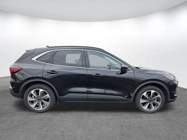Certified Used 2025 Black Metallic Ford Platinum image 3