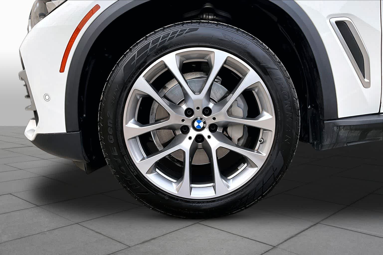 Used 2023 Alpine White BMW sDrive40i image 13