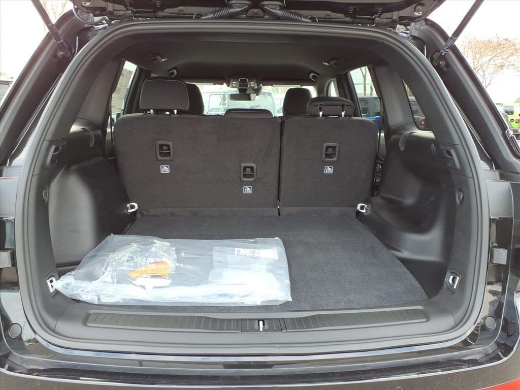 Used 2025 Diamond Black Crystal Pearlcoat Jeep Laredo image 21