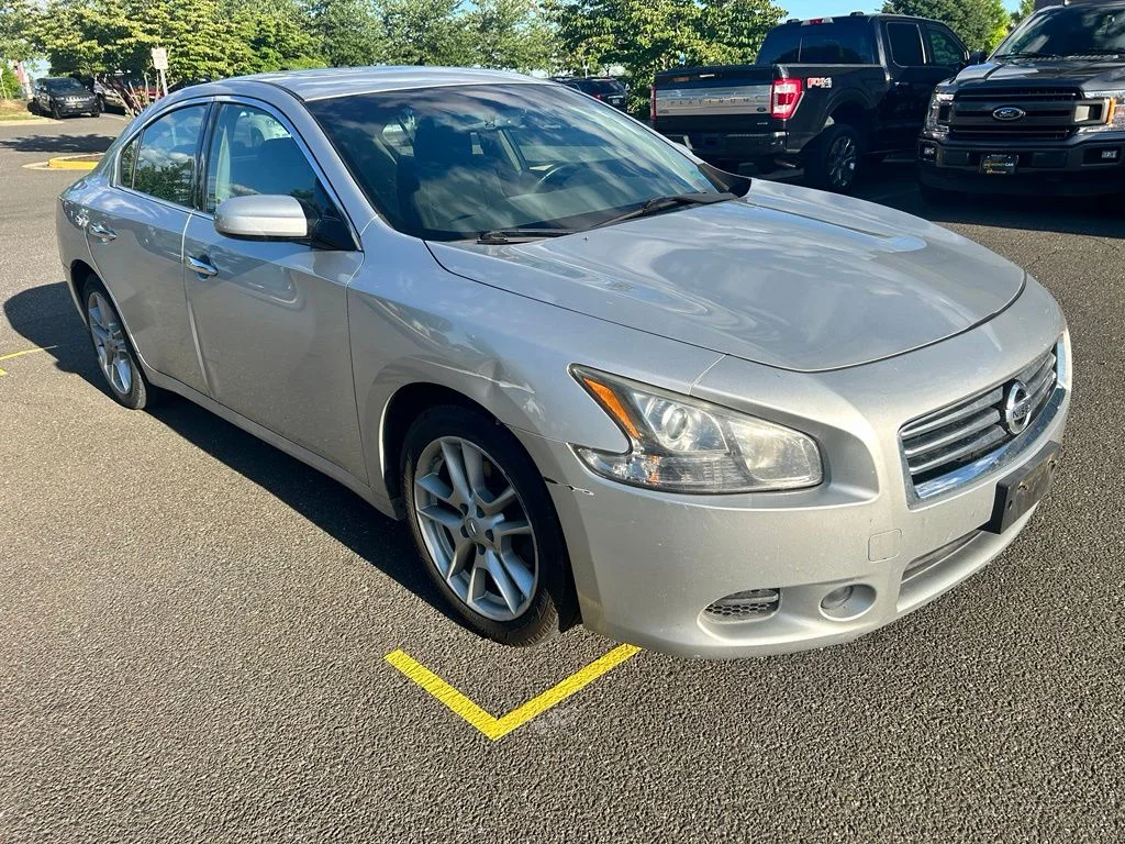 Used 2012  Nissan 3.5 S image 2