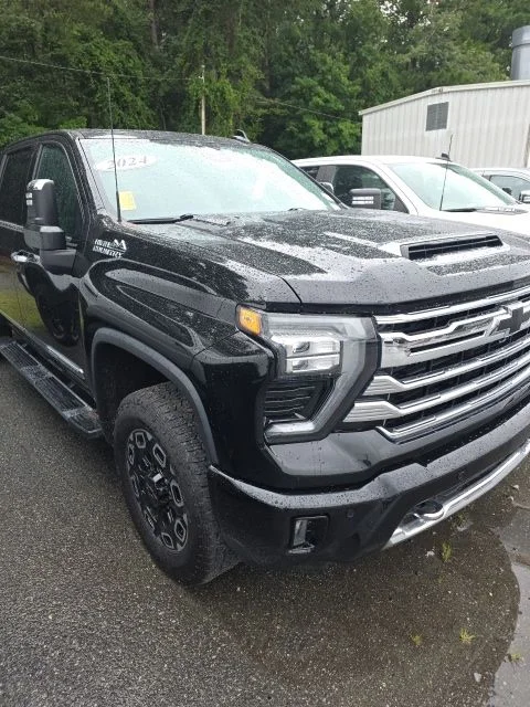 Used 2024 Black Chevrolet High Country image 2