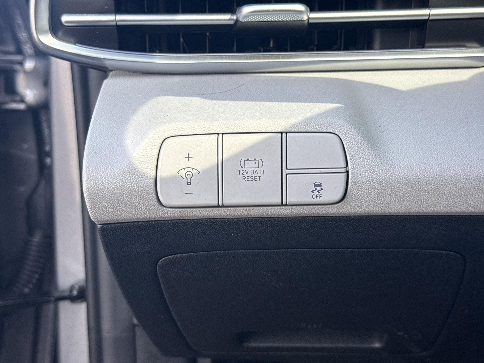 Used 2024 Fluid Metal Hyundai Limited image 17