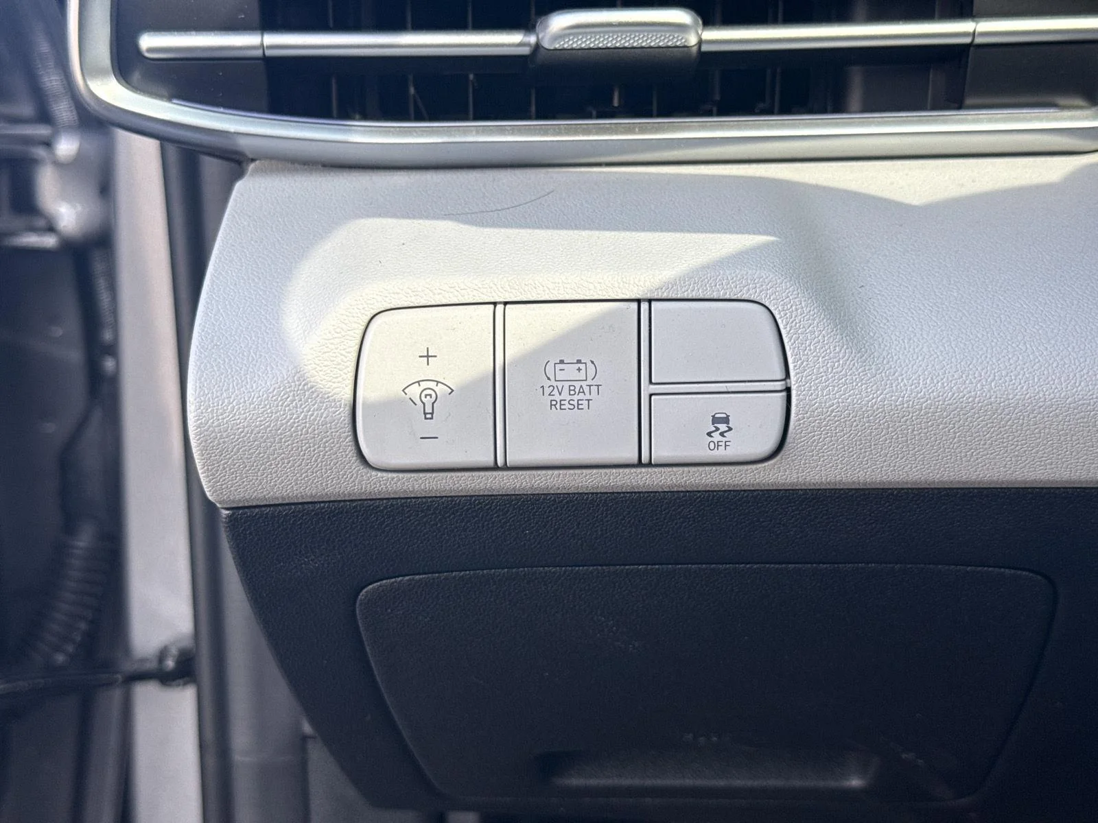 Used 2024 Fluid Metal Hyundai Limited image 17