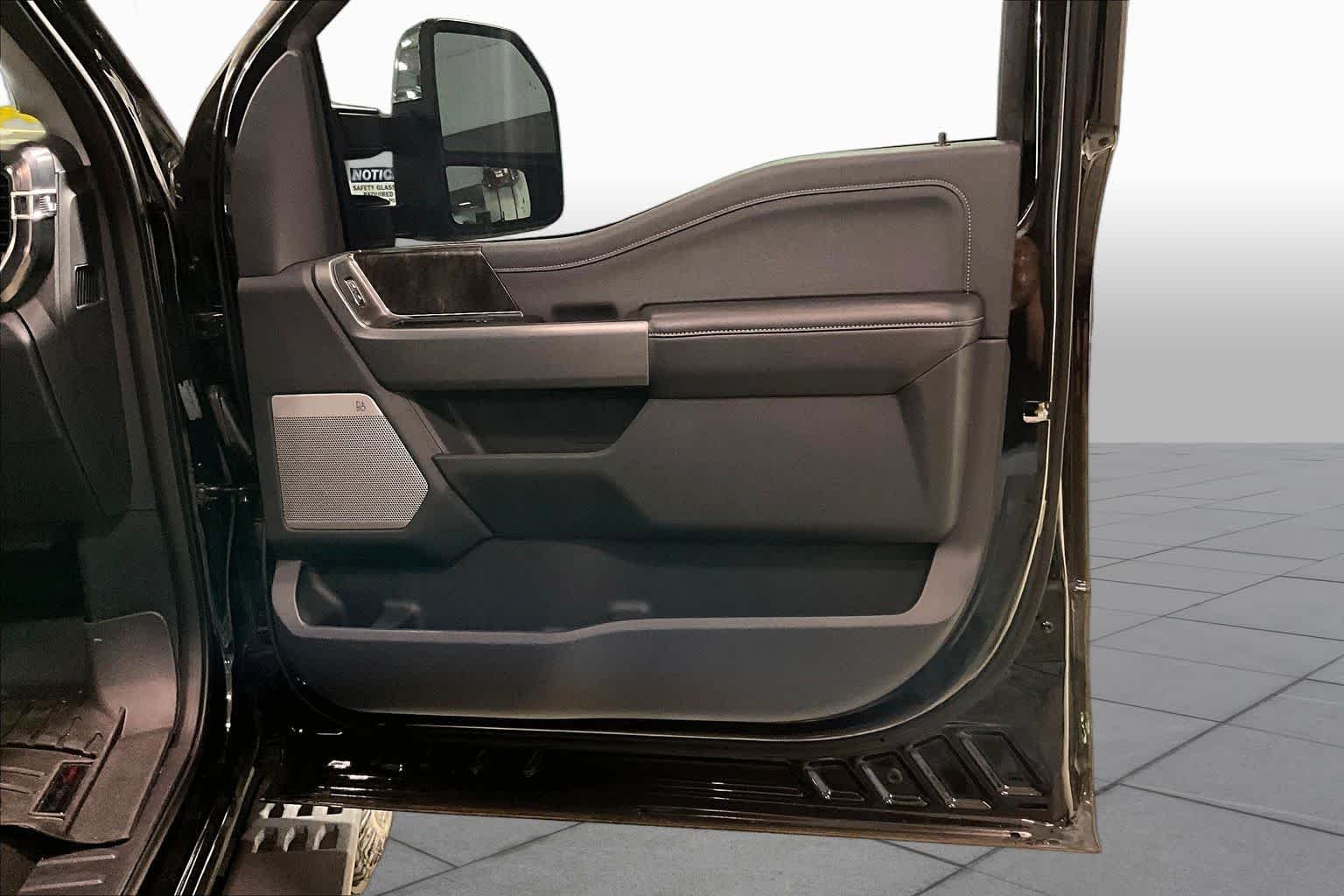 Used 2025 Agate Black Metallic Ford LARIAT image 23
