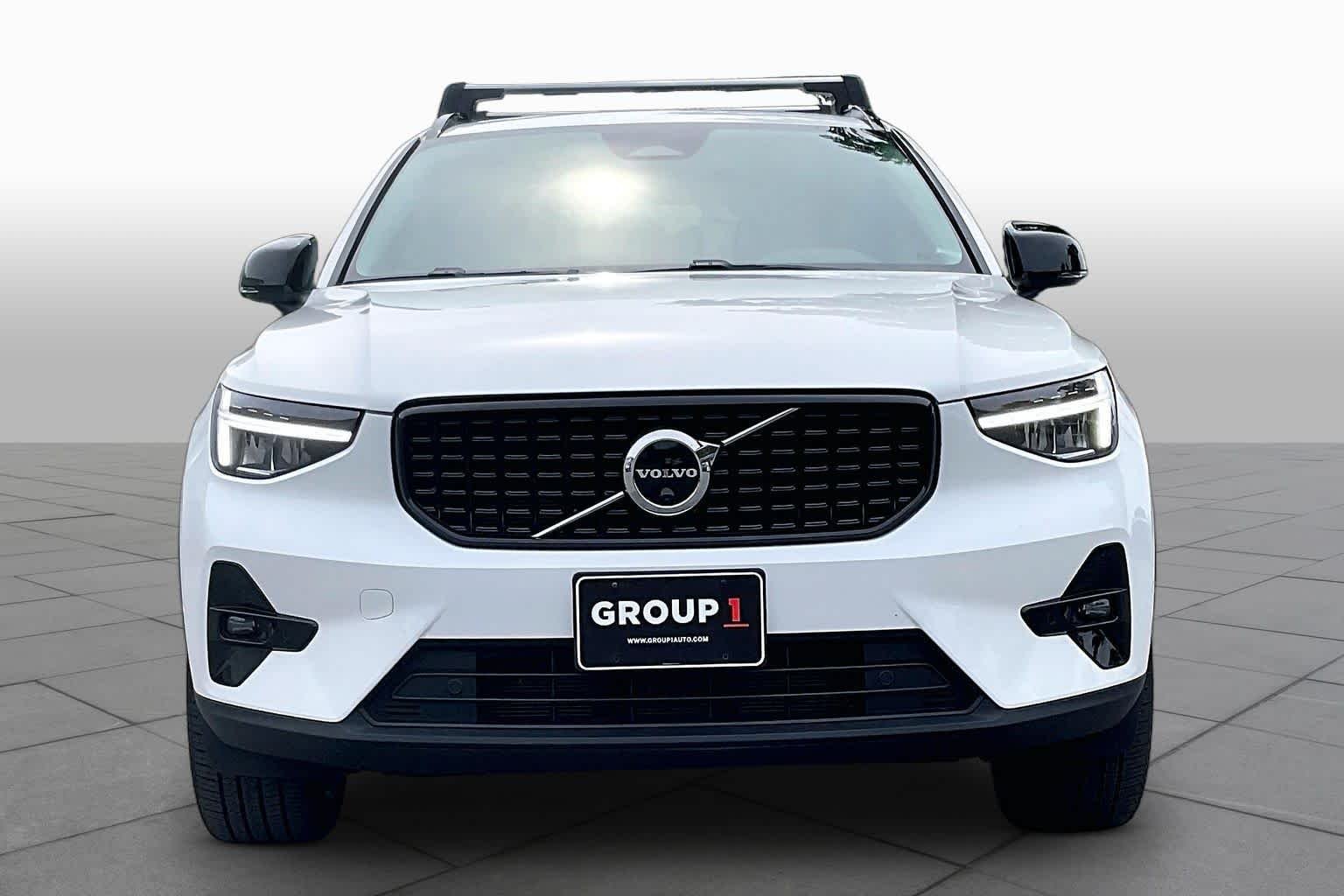 Used 2023 Crystal White Metallic Volvo Plus Dark Theme image 3
