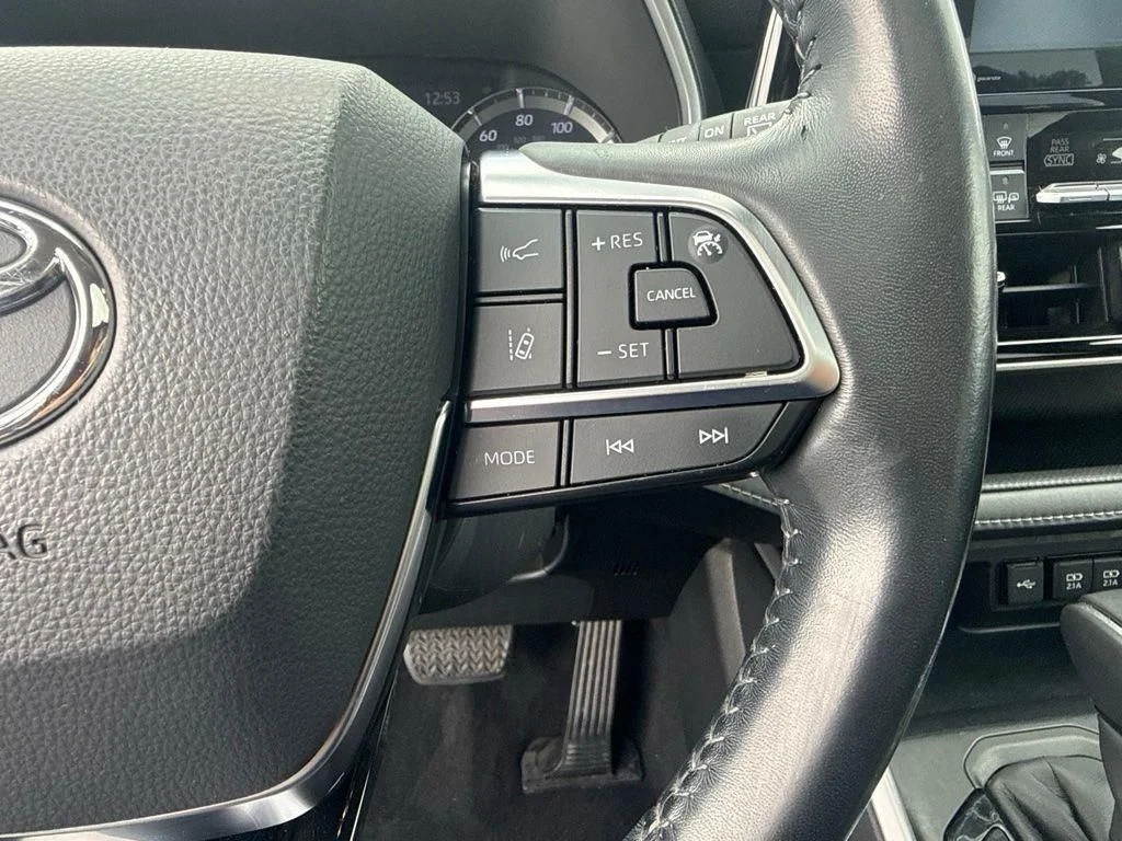 Used 2020 White Toyota XLE image 16