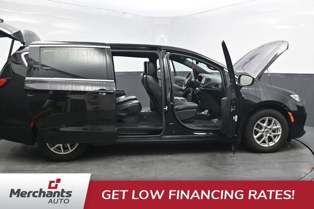 Used 2025 Black Chrysler Select image 61