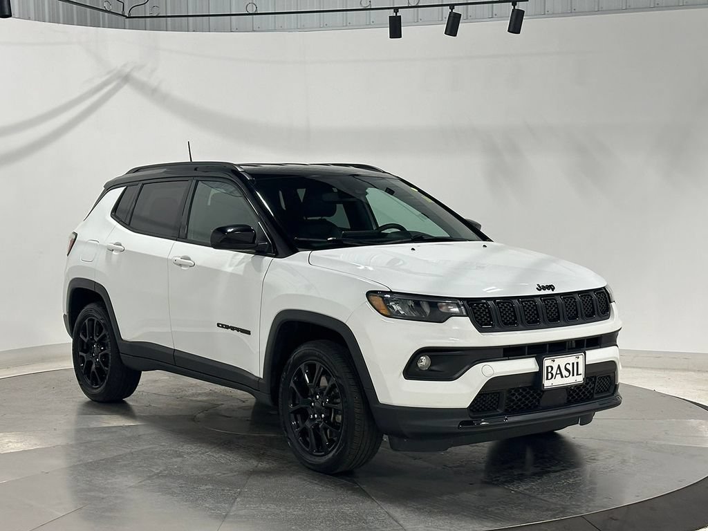 Used 2023  Jeep Altitude image 39