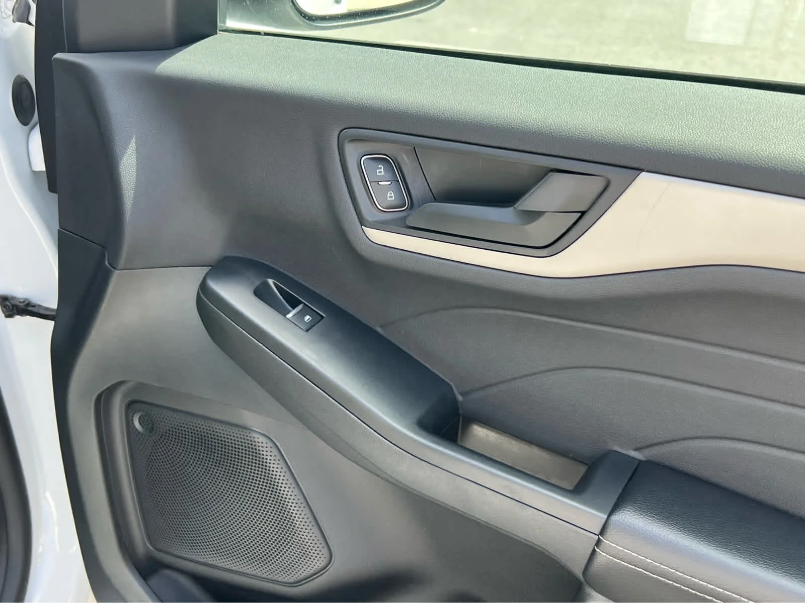 Certified Used 2022 Oxford White Ford SE image 19