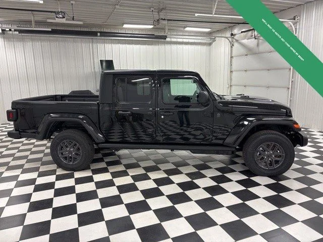 2026 Jeep Gladiator Sport S Auto's photo