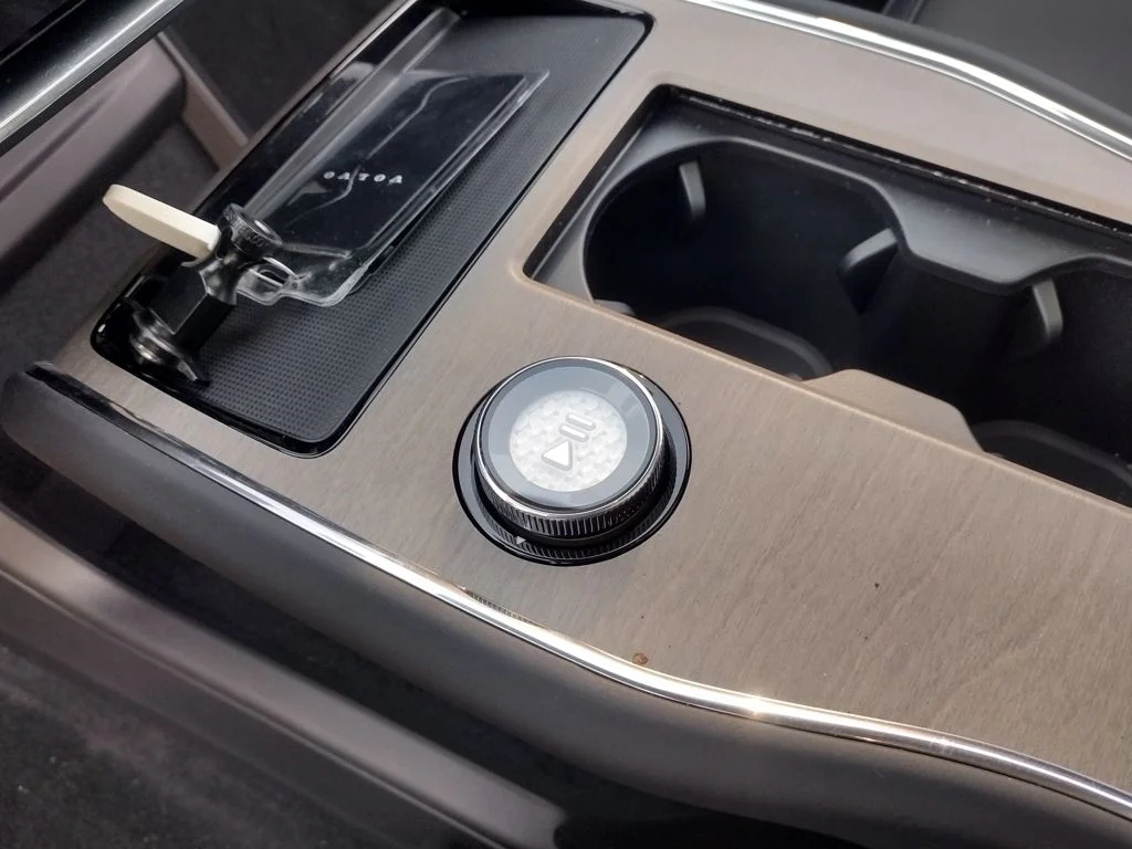 2025 Volvo EX90 Plus - Photo 18