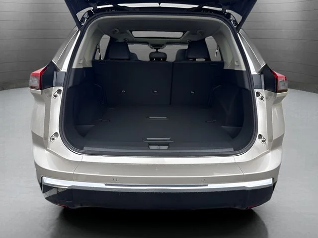 New 2026 Champagne Silver Metallic / Super Black Two-tone Nissan Platinum image 22