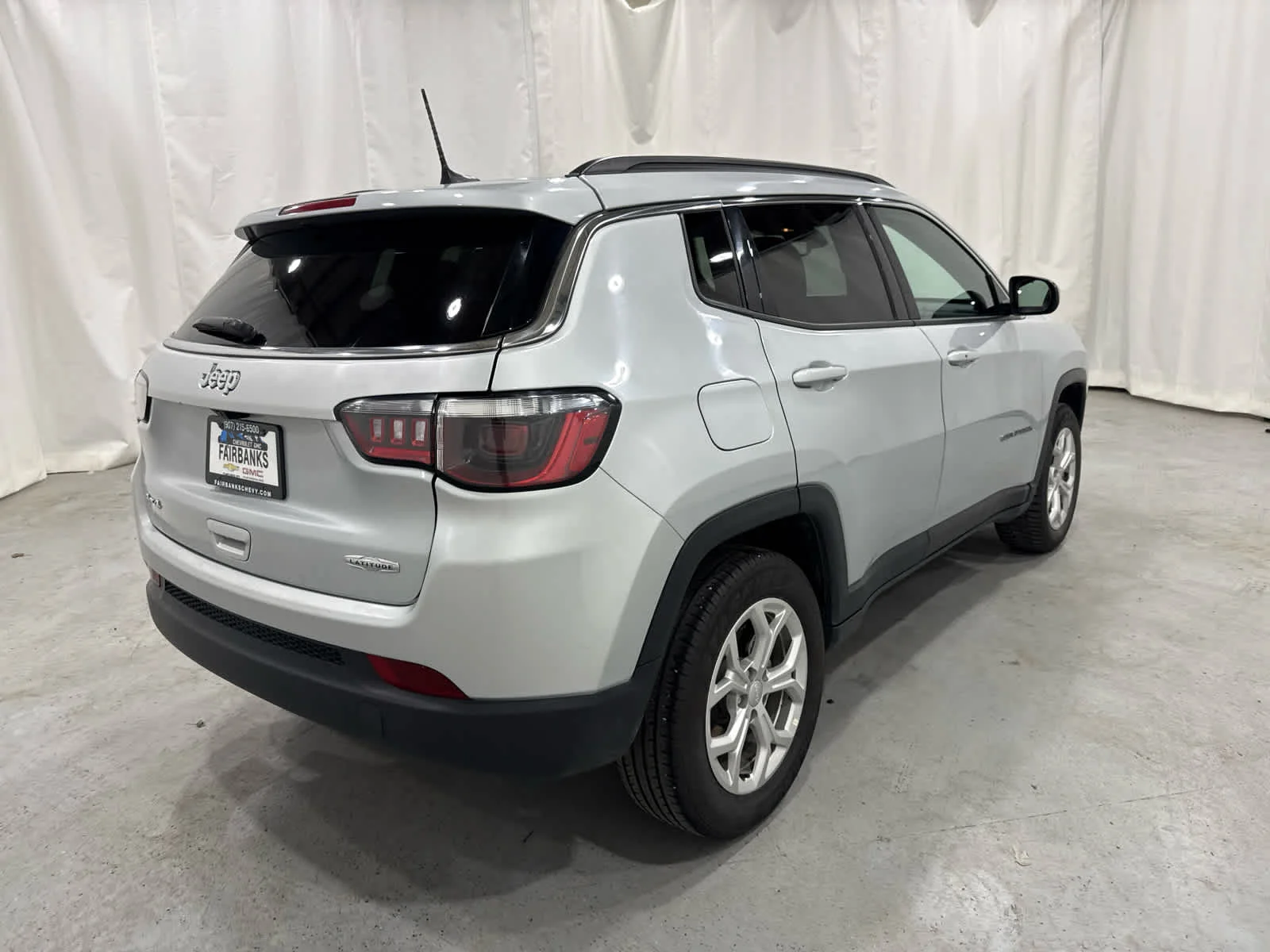 Used 2024 Sil/silver Jeep Latitude image 5