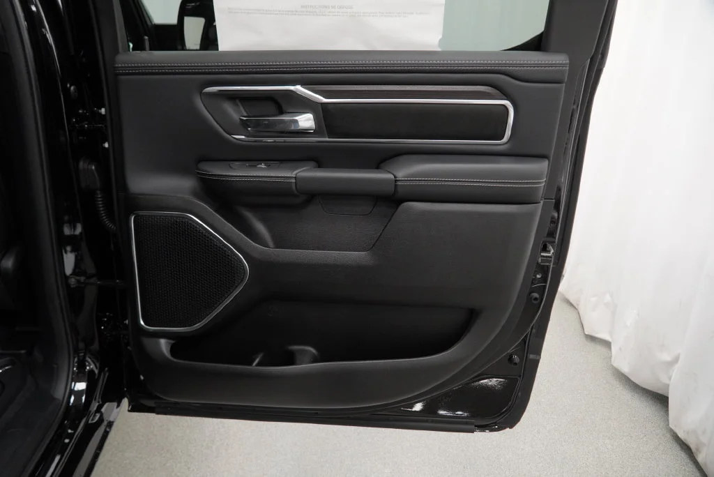 New 2027 Diamond Black Crystal Pearl-Coat Exterior Paint RAM Laramie image 31