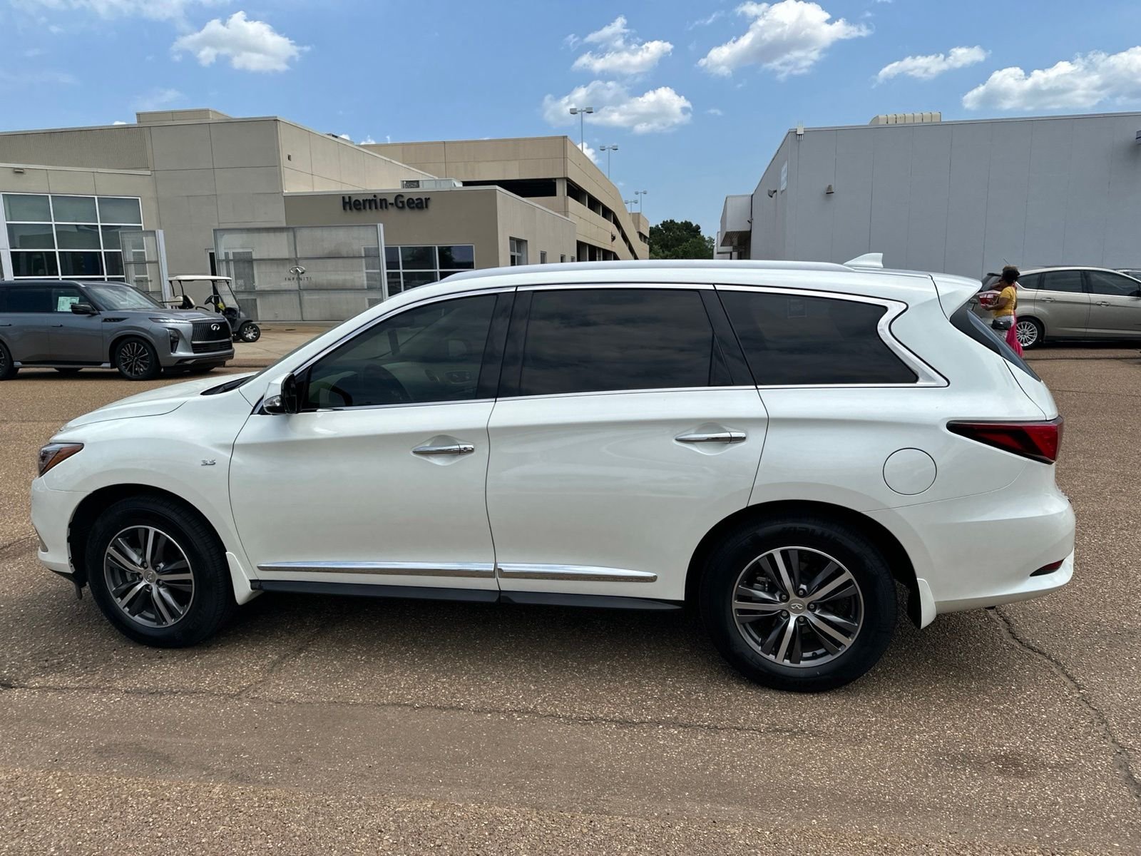 Used 2020 White INFINITI LUXE image 9