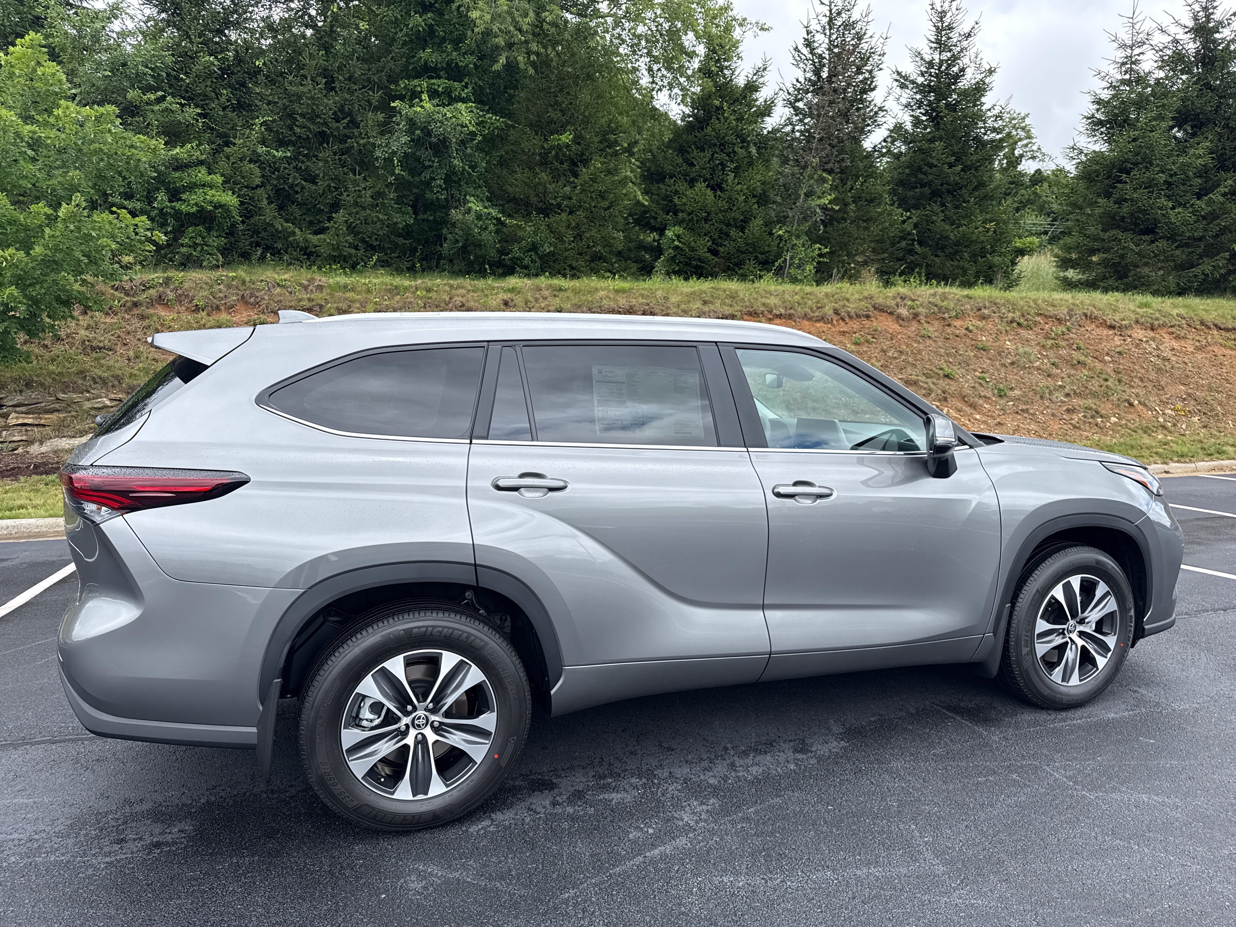 Used 2020 Moon Dust Toyota Hybrid XLE image 29