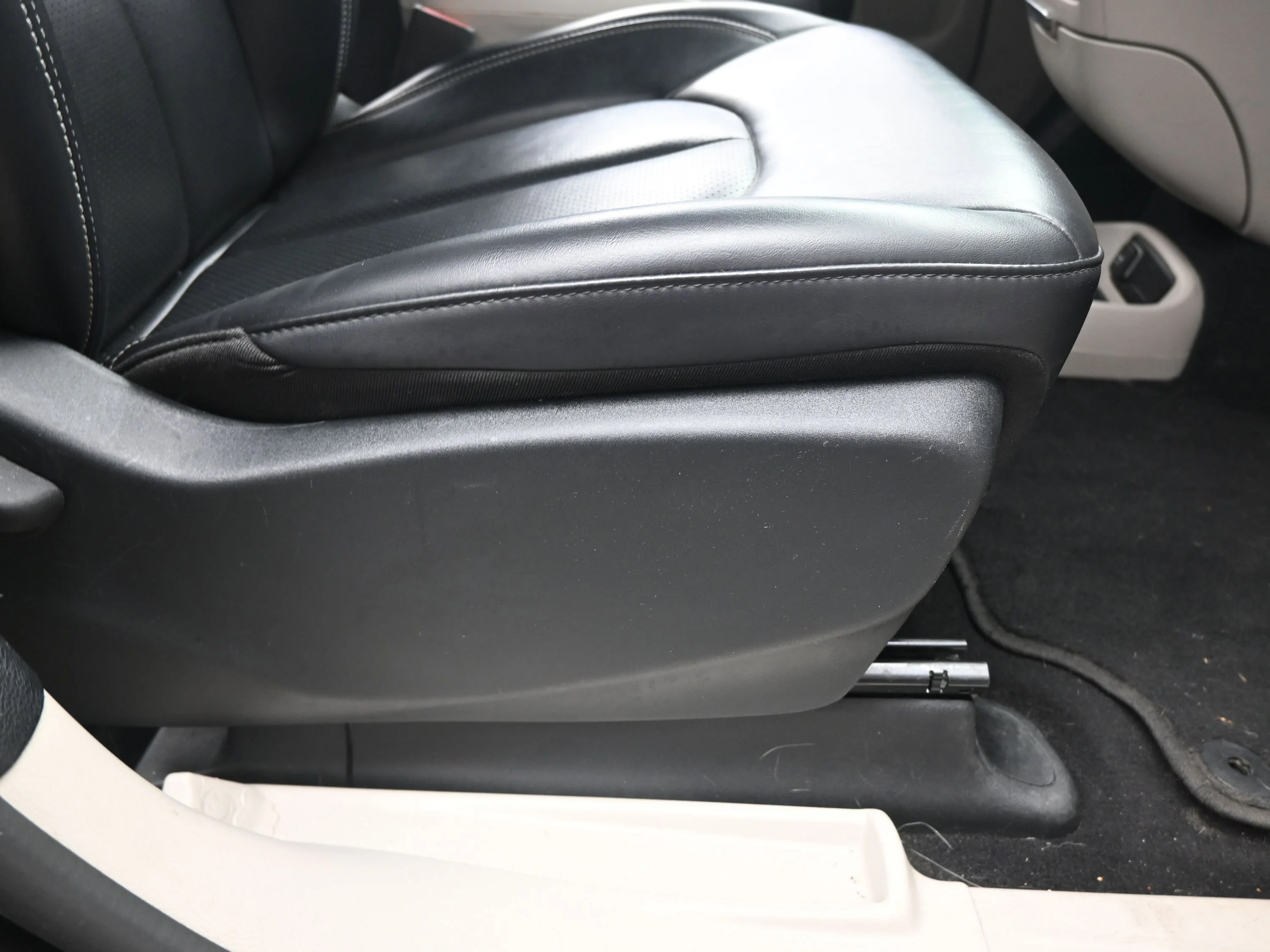 Used 2023 Brilliant Black Crystal Pearlcoat Chrysler Touring L image 18