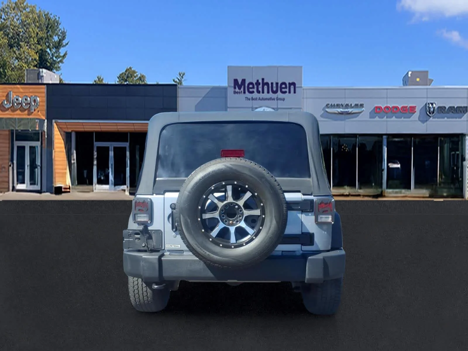 Used 2016 Billet Silver Metallic Clearcoat Jeep Sport image 4