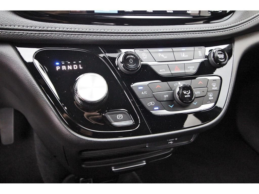 New 2027 Diamond Black Crystal Pearl-Coat Exterior Paint Chrysler Select image 16
