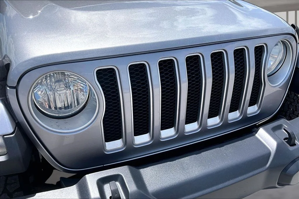 Used 2019 Silver Jeep Unlimited Sahara image 28