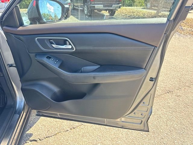 Used 2023 Gray Nissan Platinum image 26