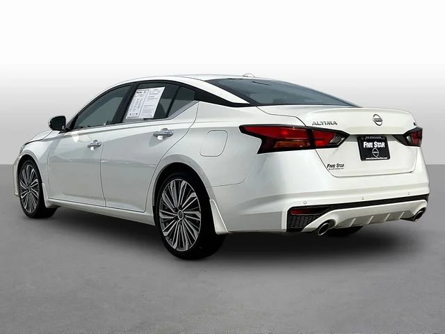 Used 2025 White Nissan 2.5 SL image 5