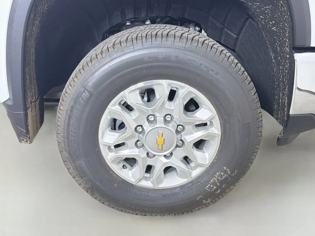 New 2026 Summit White Chevrolet WT image 26